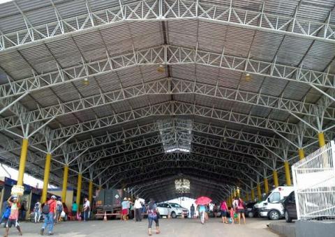 Estrutura moderna convive com despejo de lixo na Ceasa